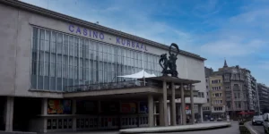Das Casino Oostende von außen mit der Aufschrift "Casino Kursaal"