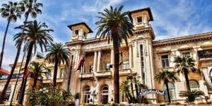 Das Casino Sanremo von außen mit großen Palmen davor
