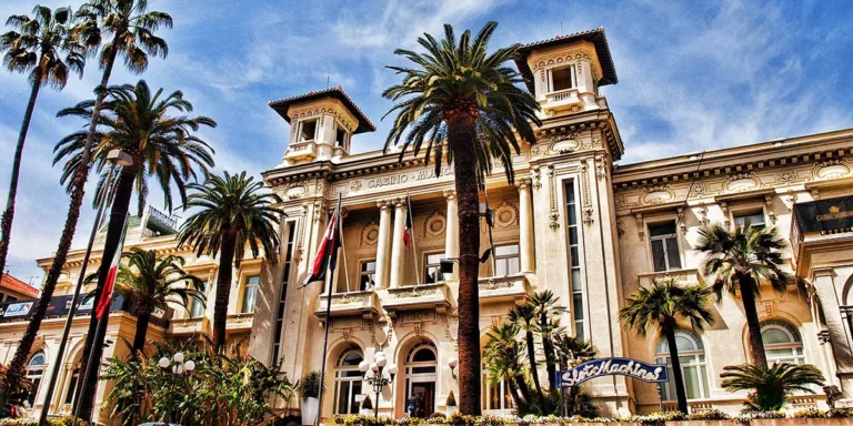 Das Casino Sanremo von außen mit großen Palmen davor