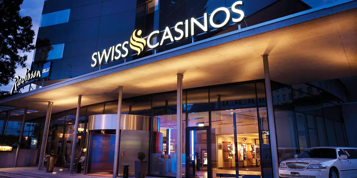 Der Eingang zum Casino St. Gallen und daneben das Radisson Blu Hotel