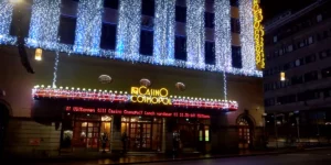 Das mit Licherketten beleuchtete Casino Stockholm bei Nacht von außen