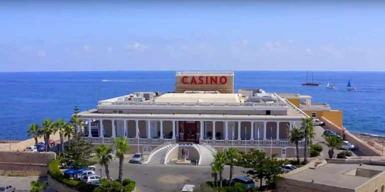 Das Dragonara Casino Malta von außen mit dem Meer im Hintergrund