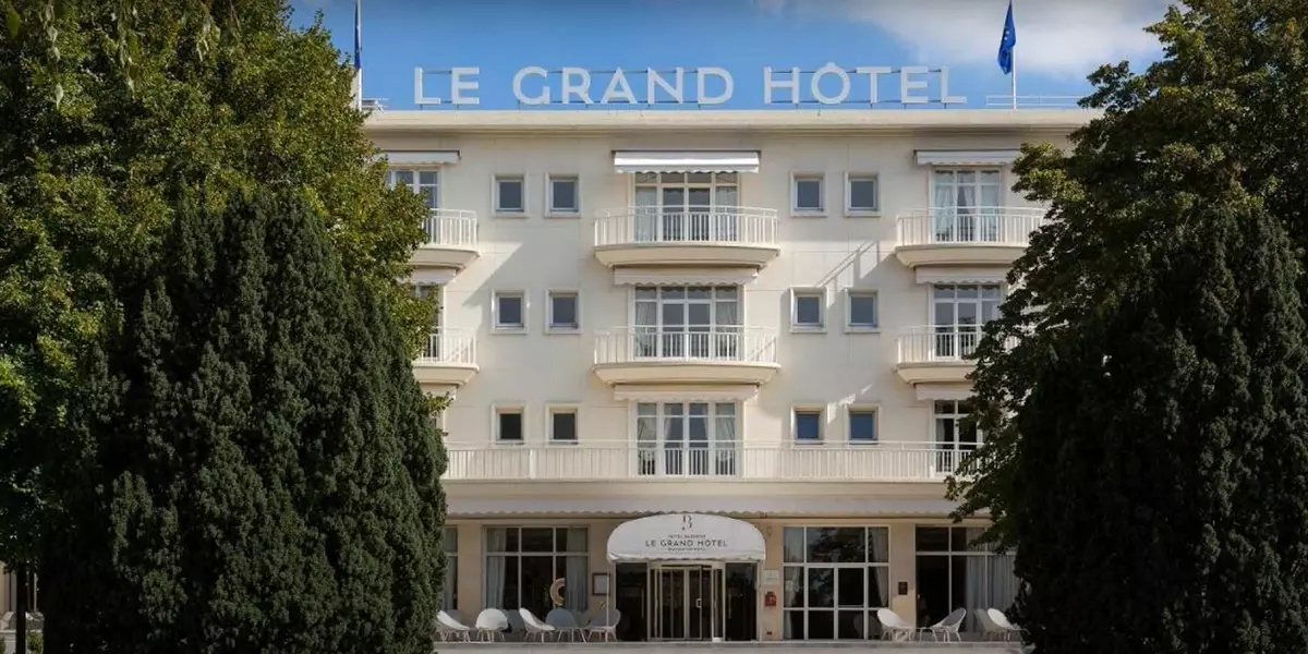Das Le Grand Hotel in Enghien-les-Bains von außen