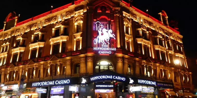 Das beleuchtete Hippodrome Casino in London von außen bei Nacht