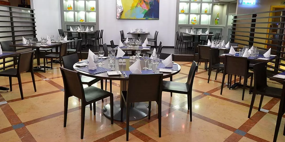Restaurant mit mehreren gedeckten Tischen