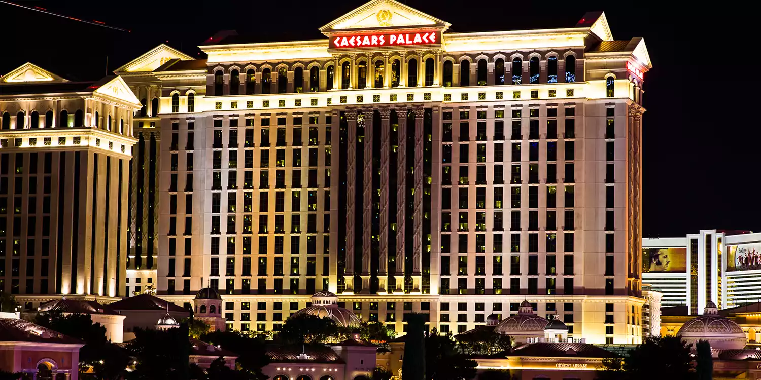 Caesars Palace in Las Vegas bei Nacht von außen