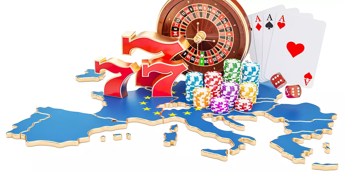 Spielkarten, 777, Chips, Würfel und Roulette-Kessel auf einer Europakarte platziert