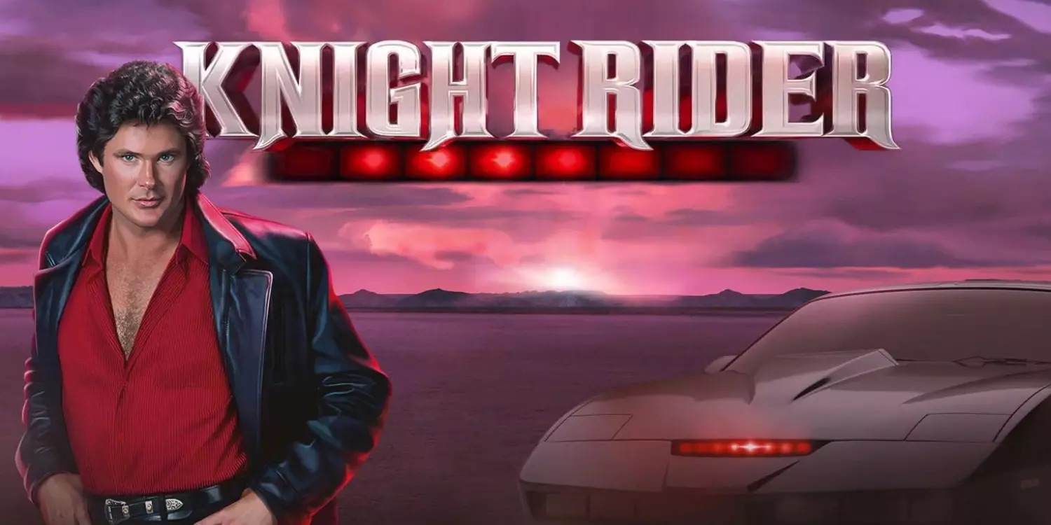 Michael Knight und Kitt hinter dem Knight Rider Schriftzug.