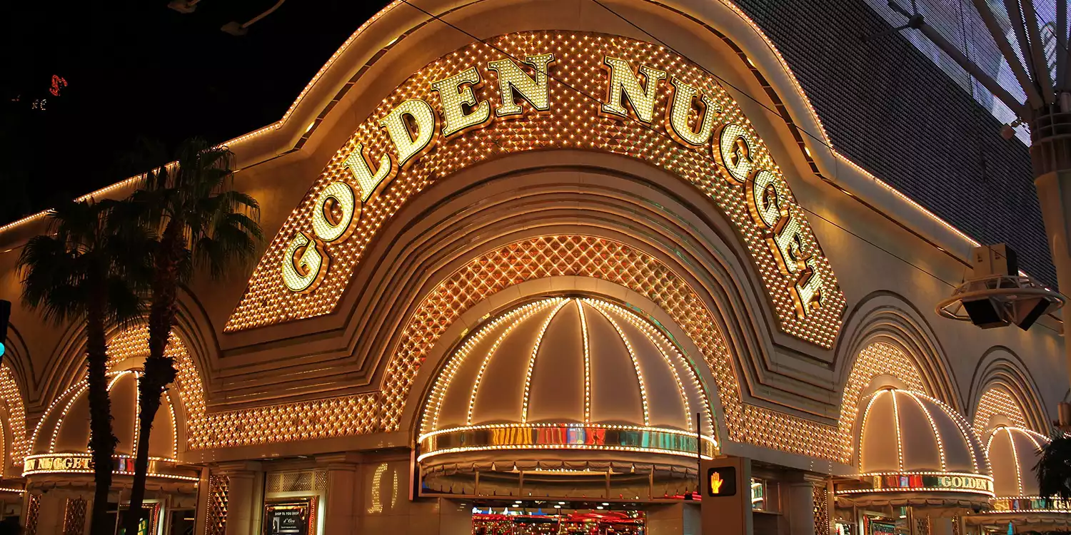 Das gold beleuchtete Golden Nugget Hotel und Casino von außen bei Nacht