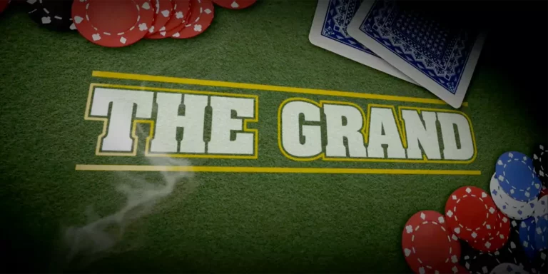 Pokertisch mit Schriftzug "The Grand" und Spielkarten und Chips