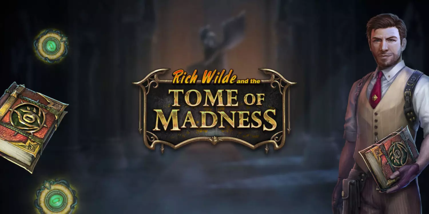 Rich Wilde neben dem Tome of Madness Schriftzug