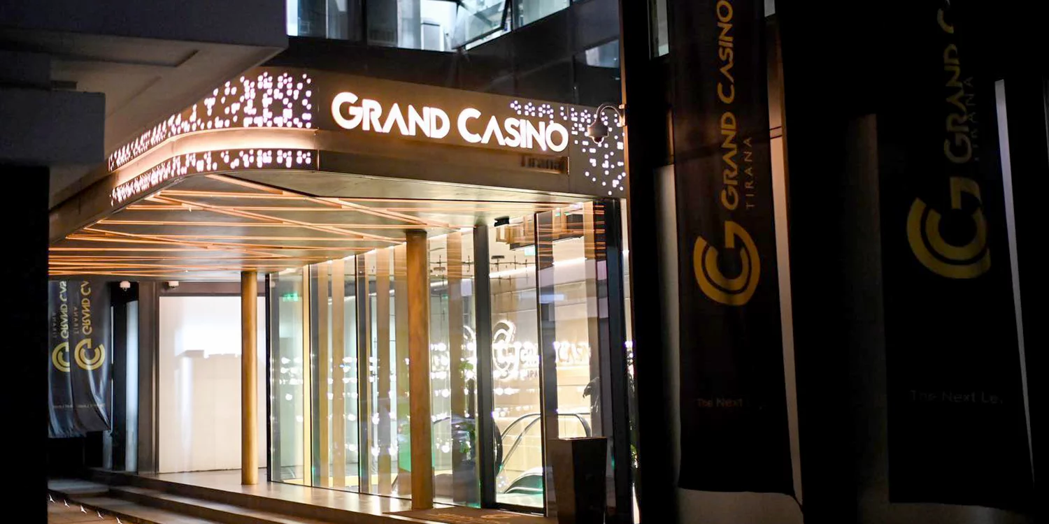 Das beleuchtete Grand Casino Tirana von außen