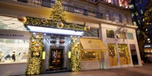 Der weihnachtlich geschmückte Eingang zum Palm Beach Casino in London