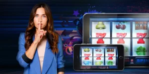 Frau hält geheimnisvoll den Finger über ihre Lippen, neben ihr ein IPad mit einem Online-Slot