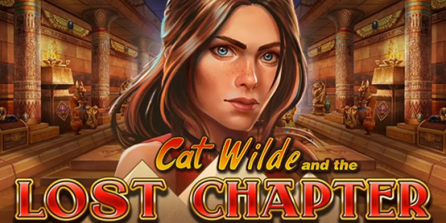 Die Abenteuerin Cat Wilde steht entschlossen hinter dem Cat Wilde and the Lost Chapter Schriftzug. 