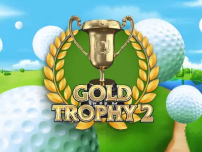 Der Gewinnerpokal neben Golfbällen hinter dem Gold Trophy 2 Schriftzug.