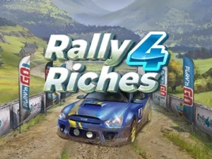Blauer Rennwagen auf Rennstrecke vor bergiger Landschaft und Schriftzug "Rally 4 Riches"