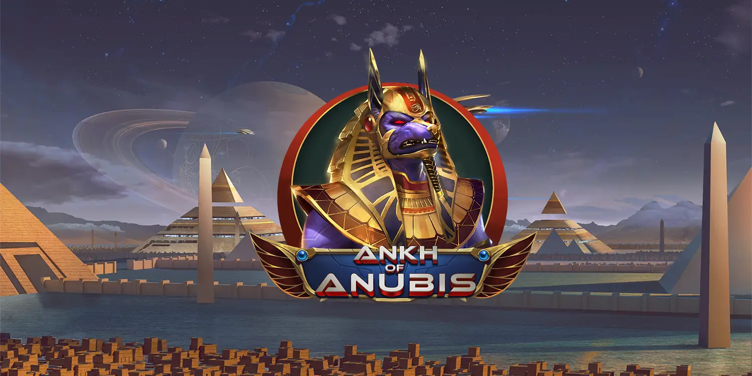 Anubis-Kopf und Schriftzug "Ankh of Anubis" vor Wüste mit Pyramiden