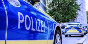 Mehrere Polizeiautos am Straßenrand parkend