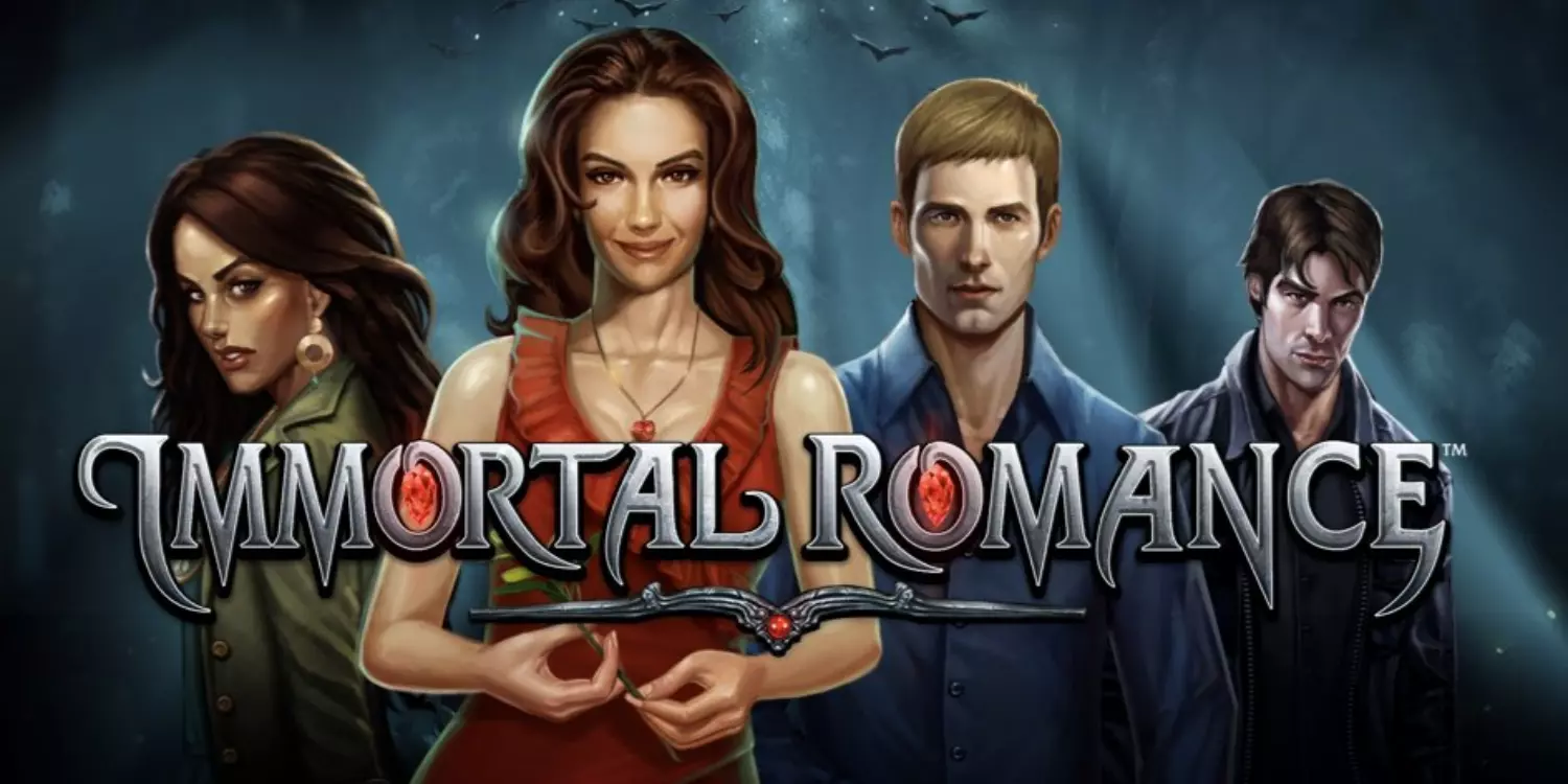 Immortal Romance-Schriftzug mit 4 Personen im Hintergrund