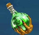 Hexenhand hält Flasche mit grünem Zaubertrank