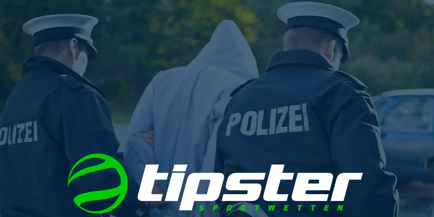 Zwei Polizisten führen Mann mit Hoodie ab, darunter das Logo von tipster