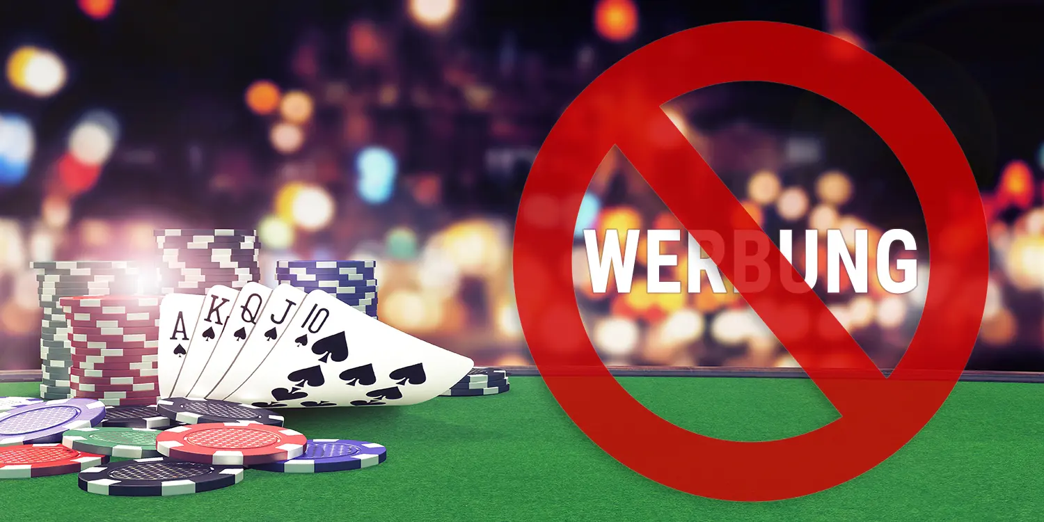 Verbotsschild mit Schriftzug "WERBUNG" auf Pokertisch neben Jetons und Spielkarten