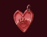 Rote Hundemarke in Form eines Herzens mit Pfotenabdruck