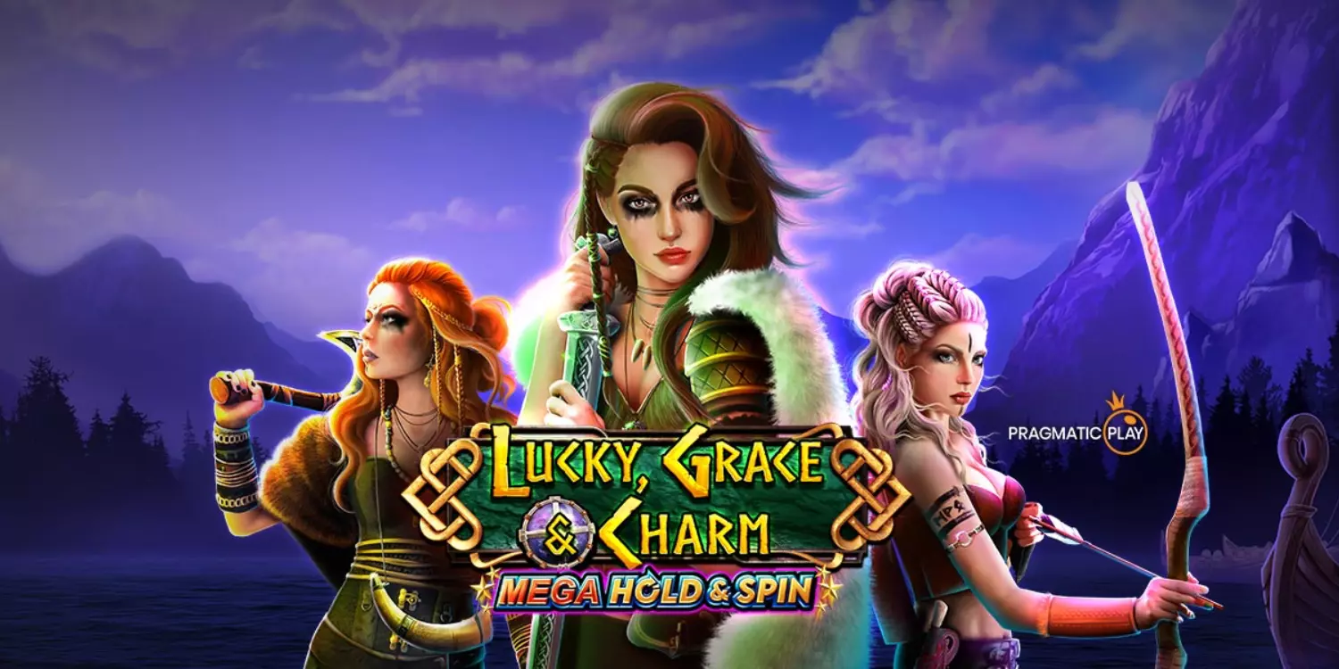 Lucky, Grace & Charm Schriftzug mit den 3 Frauen im Hintergrund. 