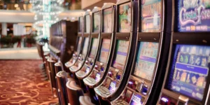 Mehrere Spielautomaten nebeneinander in einem Casino