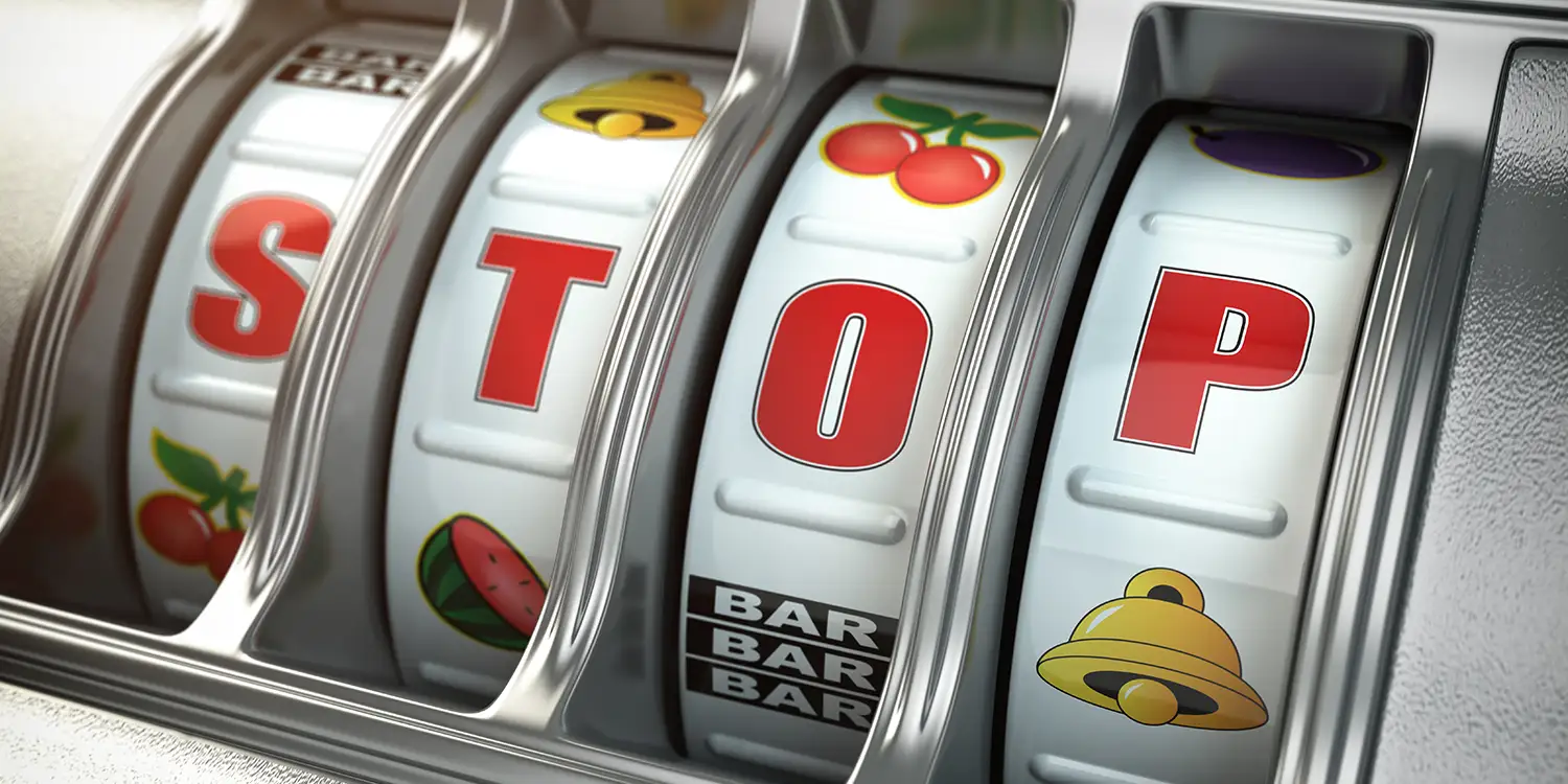 Spielautomat mit de Buchstaben STOP auf den Walzen