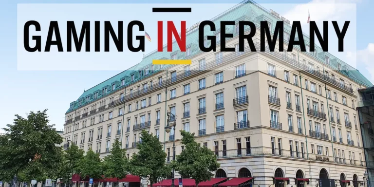 Schriftzug "Gaming in Germany" vor dem Adlon Hotel in Berlin im Hintergrund