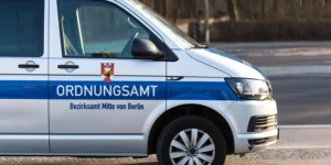 Fahrzeug des Ordnungsamtes vom Bezirksamt Berlin Mitte