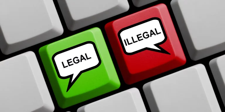 Tastatur mit grüner Taste mit Aufschrift "Legal" und roter Taste mit Aufschrift "Illegal"