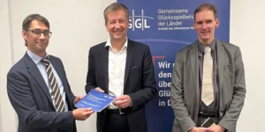 Burkhard Blienert wird die neue Broschüre der GGL überreicht