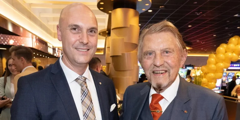 David Schnabel, Geschäftsführer der Merkur Spielbanken, und Paul Gauselmann, Unternehmensgründer und Vorstandssprecher der Gauselmann Gruppe