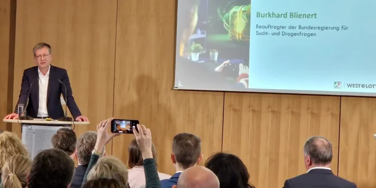 Burkhard Blienert bei seinem Vortrag beim Westlotto Kongress zu Lootboxen
