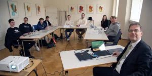 Seminarraum mit Projektor und mehreren Teilnehmern im Gauselmann Institut