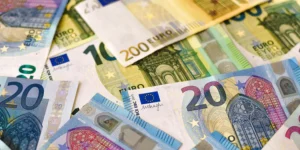 20 Euro Scheine, 100 Euro Scheine und 200 Euro Scheine auf einem Tisch liegend