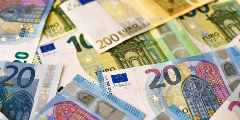 20 Euro Scheine, 100 Euro Scheine und 200 Euro Scheine auf einem Tisch liegend