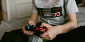 Junge beim Spielen von Videogames