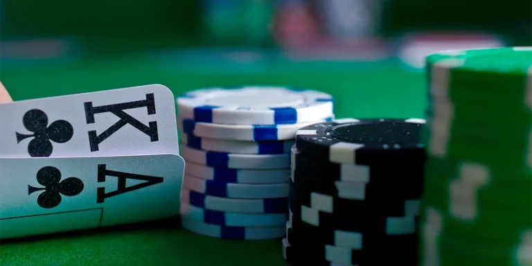 Spielkarten und Pokerchips auf einem Pokertisch liegend
