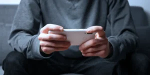 Mann beim Gambling auf seinem Smartphone