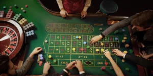 Spieler tätigen ihren Einsatz beim Roulette