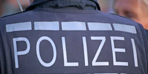 Polizist von hinten