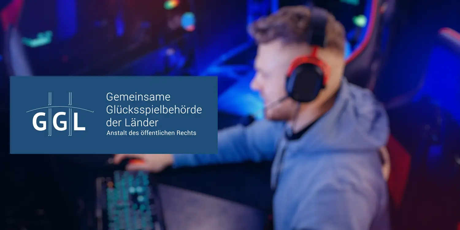 Junger Mann als Glücksspiel-Streamer neben Logo der GGL