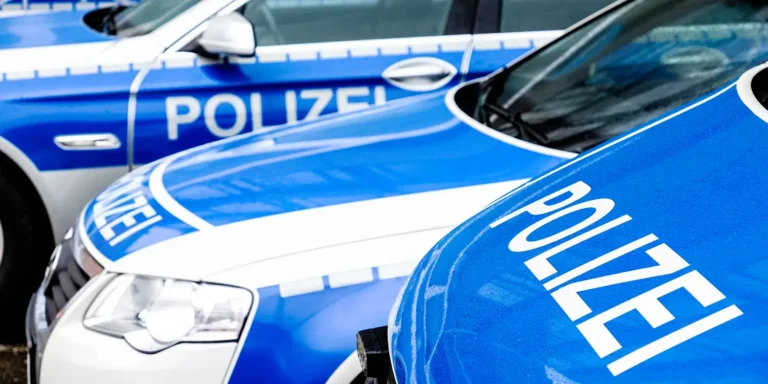 Mehrere Polizeiautos nebeneinander