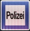 Blaues viereckiges Schild mit Aufschrift "Polizei"