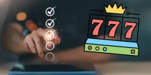 Hand, die eine digitale Checkliste mit Häkchen auf dem Handy antippt, daneben eine bunte Slotmachine-Grafik mit drei roten Siebenern und goldener Krone