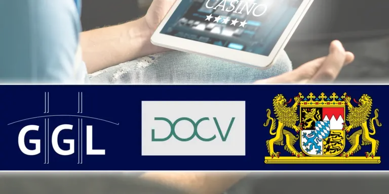 Spieler mit Tablet auf dem eine Casino-Webseite zu sehen ist